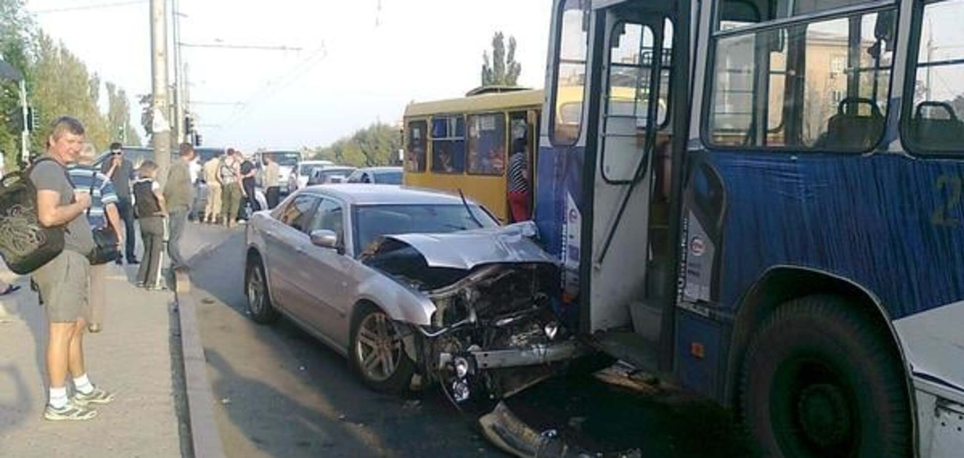 Груды железа: в Донецке террористы на Chrysler перевернули 'девятку' и протаранили троллейбус. Фоторепортаж