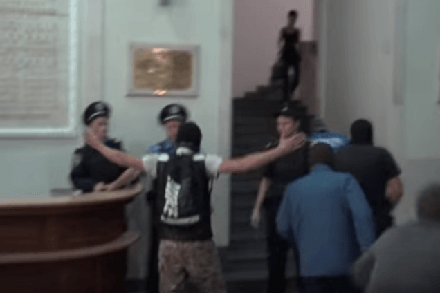 В поисках Добкина активисты взяли штурмом здание Харьковского горсовета: опубликовано видео