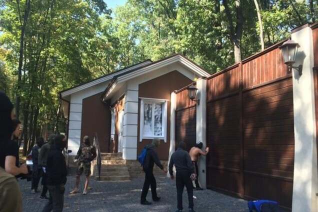 'Это скрытая армия власти': Добкин рассказал о штурмовавших его дом