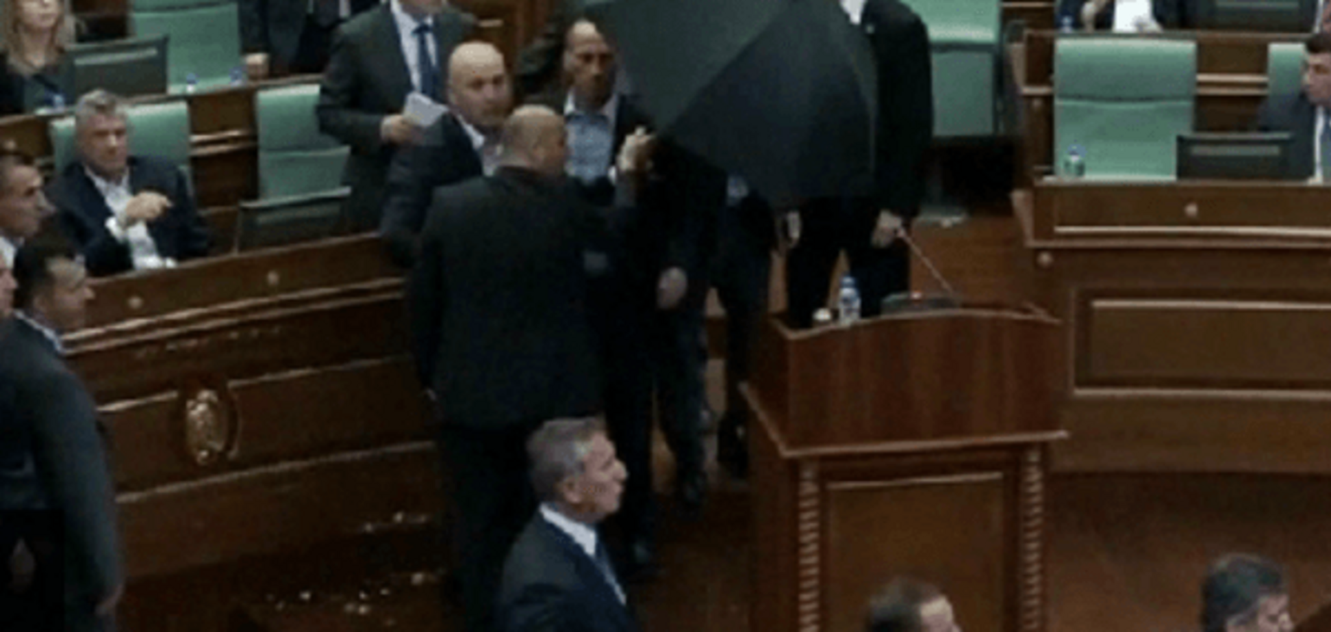 С зонтиком в парламенте: премьера Косово 'обстреляли' яйцами. Видеофакт