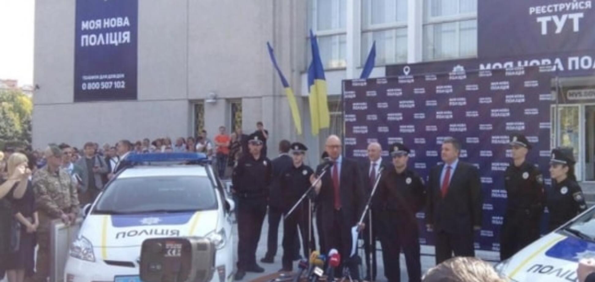 Яценюк і Аваков відкрили набір у поліцію Полтави