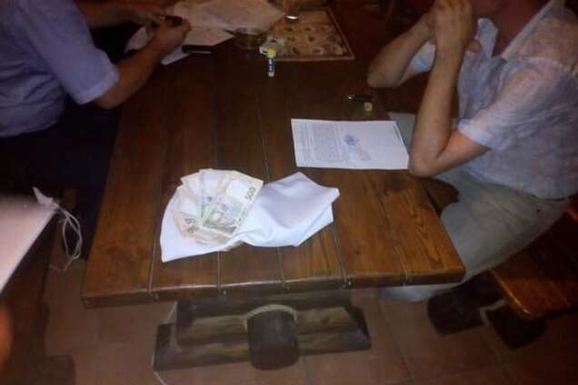 Запорожского судью поймали на взятке в 30 тыс. грн: опубликованы фото и видео