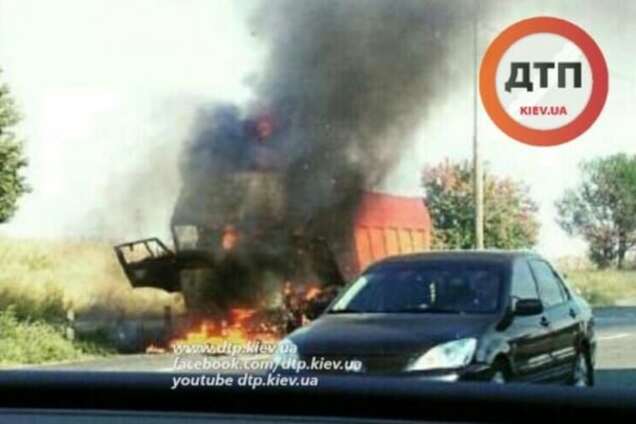 В Киеве сгорел грузовик: фото с места ЧП