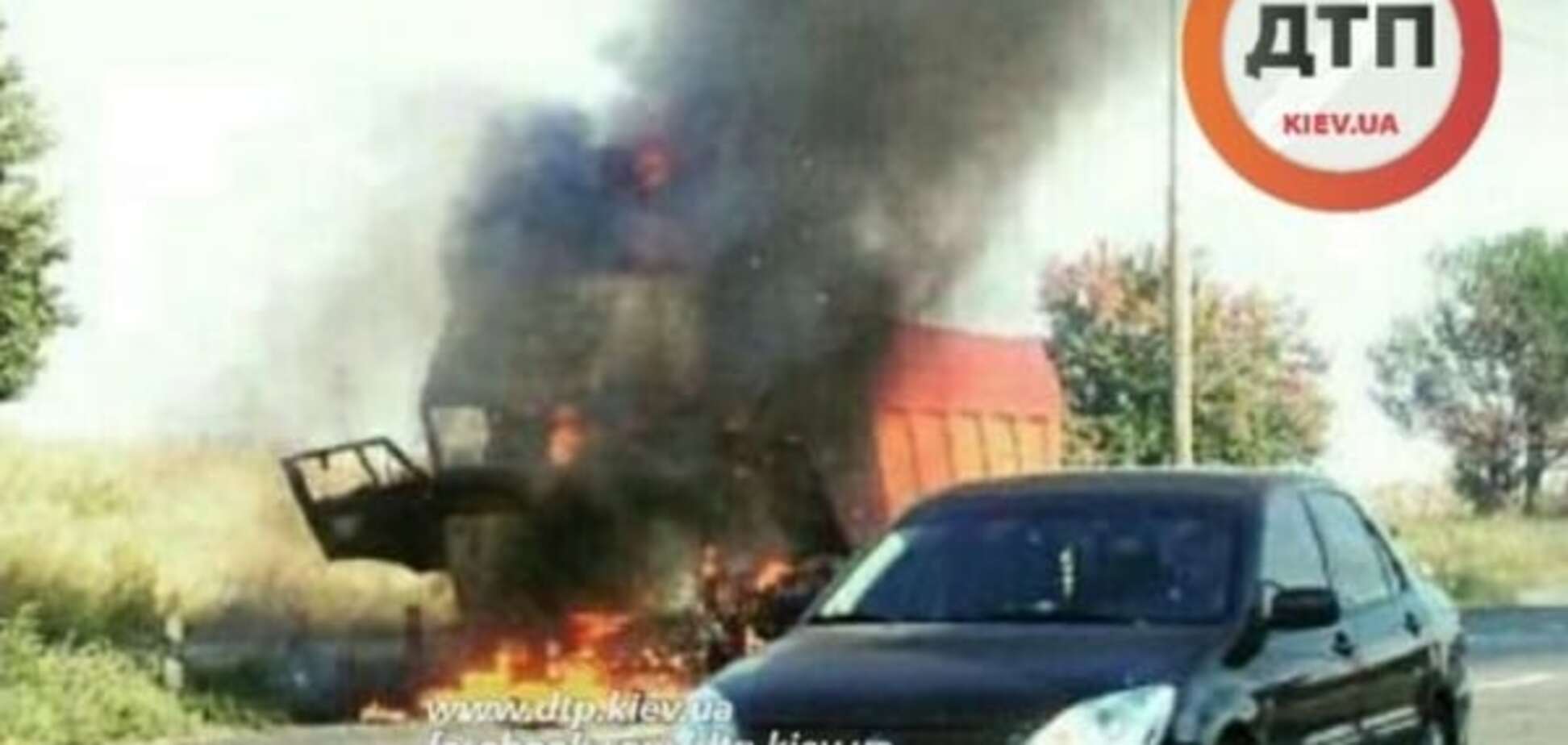 В Киеве сгорел грузовик: фото с места ЧП