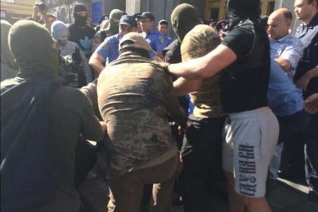 После Добкина пришли к Кернесу: 'азовцы' подрались с милицией под мэрией Харькова