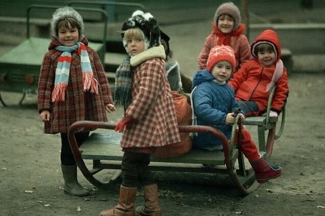 Как развлекались дети в СССР: куклы из одуванчиков, классики и кружки