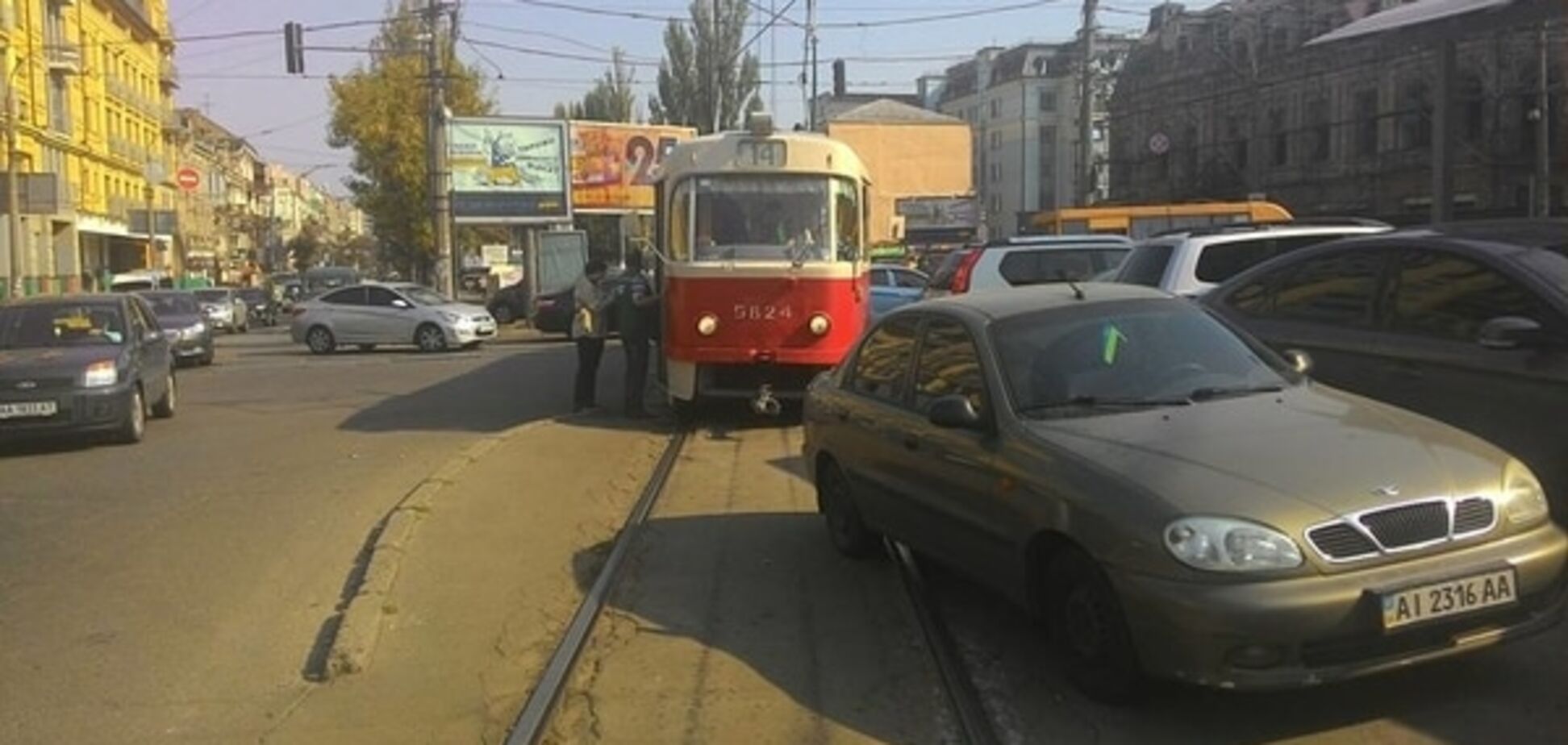 В Киеве провинциал заблокировал движение трамваев: фото нарушителя