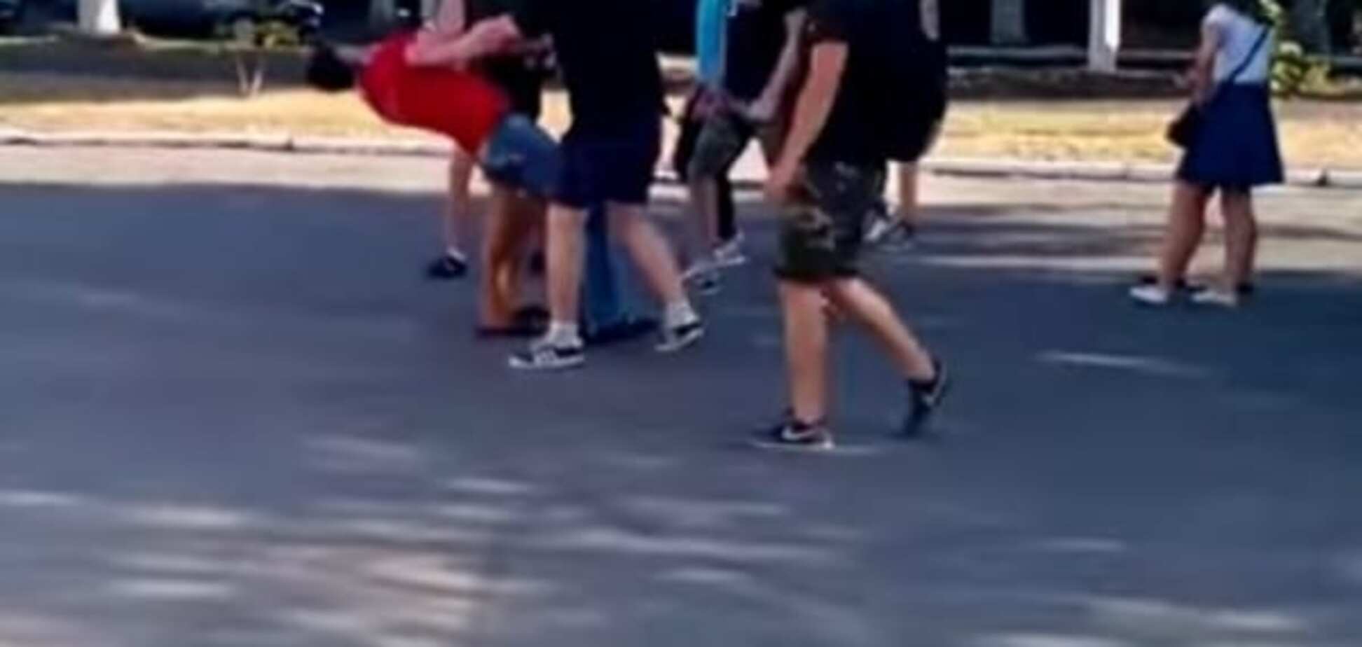 На Кировоградщине мужчине досталось за футболку КПУ: видео нокдауна