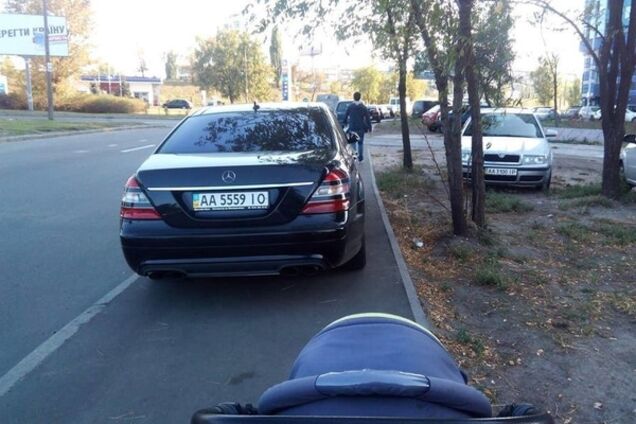 Автохам на Mercedes 'наплевал' на детскую коляску: фотофакт