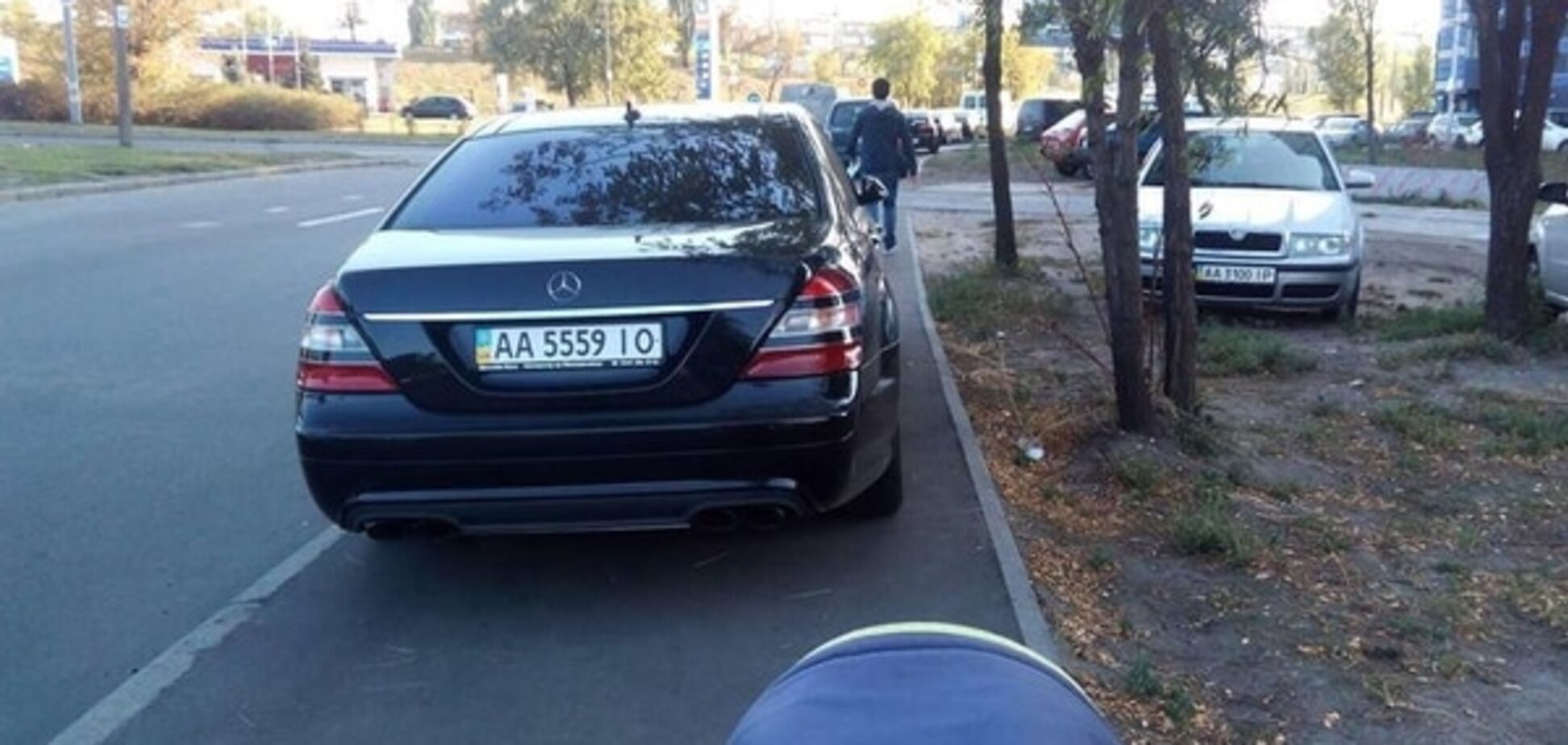 Автохам на Mercedes 'наплевал' на детскую коляску: фотофакт