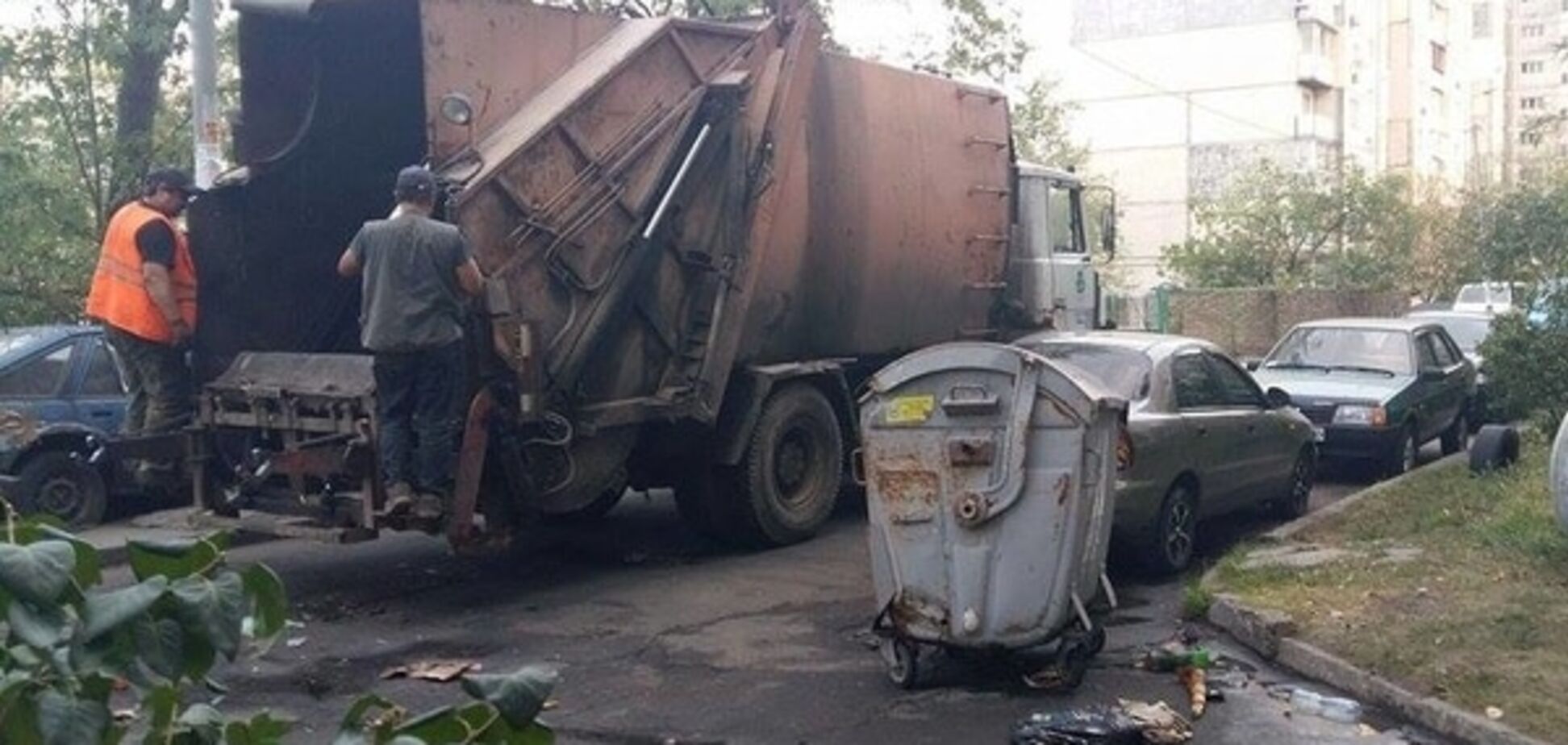 'Фейковая уборка': в Киеве коммунальщики убрали мусор, который сами разбросали