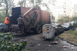 Мусорщики сначала разбрасывали мусор, затем собирали