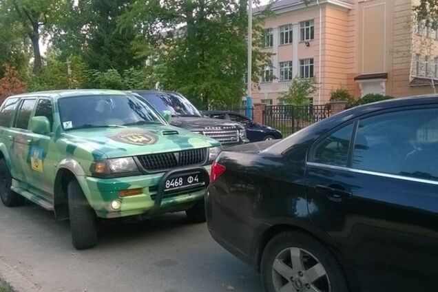 Утренние 'герои парковки': кто первый встал, тот и заблокировал проход к школе в Пуще-Водице