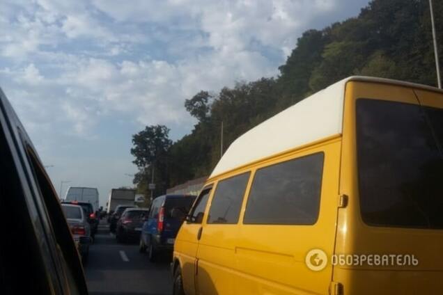 У Києві вранці утворився затор через масове ДТП: фотофакт