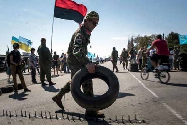 'Правый сектор' заявляет, что продукты в Крым теперь везут бусами