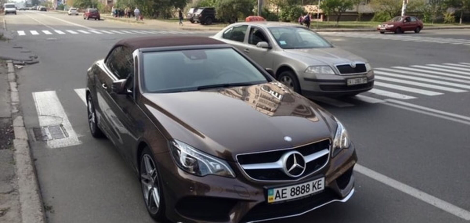 Люксовий автохам: Mercedes 'кинув якір' на 'зебрі' посеред дороги