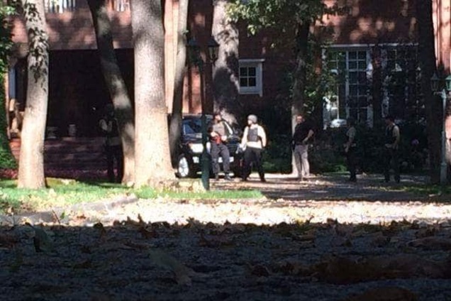 Возле дома Добкина заметили вооруженных 'охранников' из 'ДНР': фотофакт