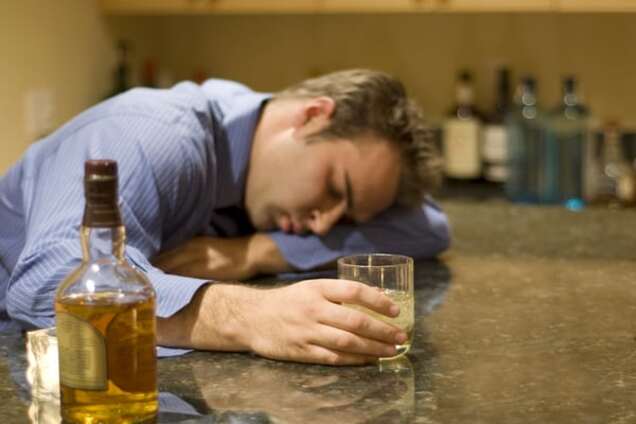 Ученые определили, как у человека развивается алкоголизм