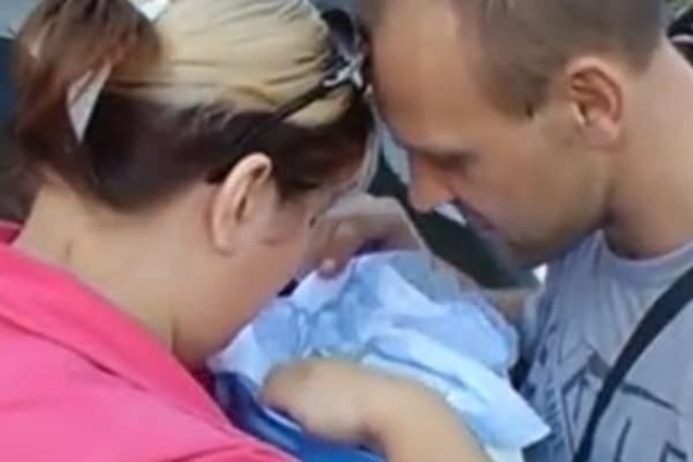 Ну и нравы: в России девушка в 29 лет уже стала бабушкой