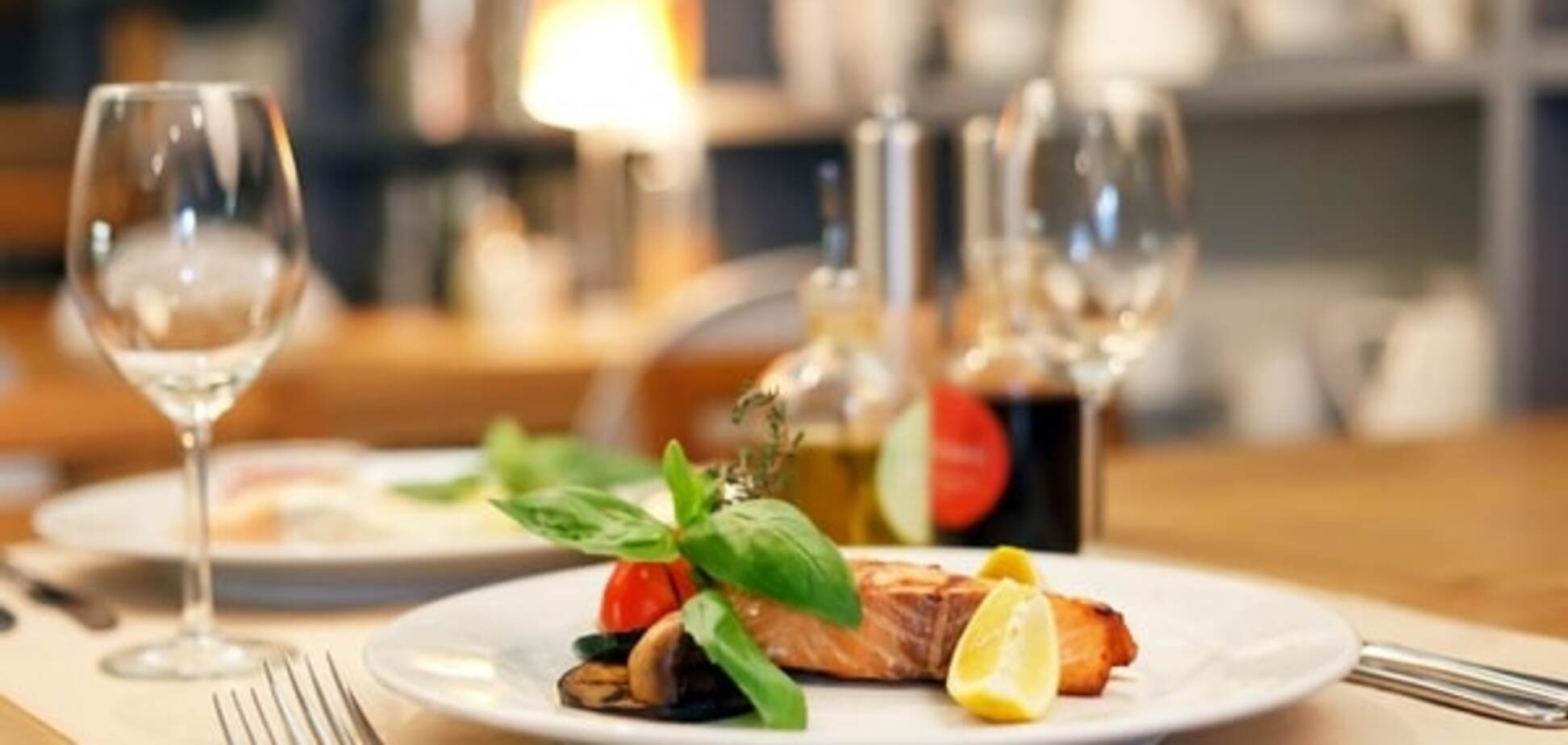 Посетителей киевских ресторанов начали массово прослушивать