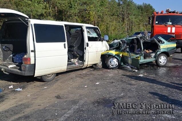 В лобовом ДТП на Волыни погибли двое людей: фото с места аварии
