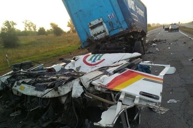 Масштабная авария на Днепропетровщине: грузовик 'всмятку', водитель погиб