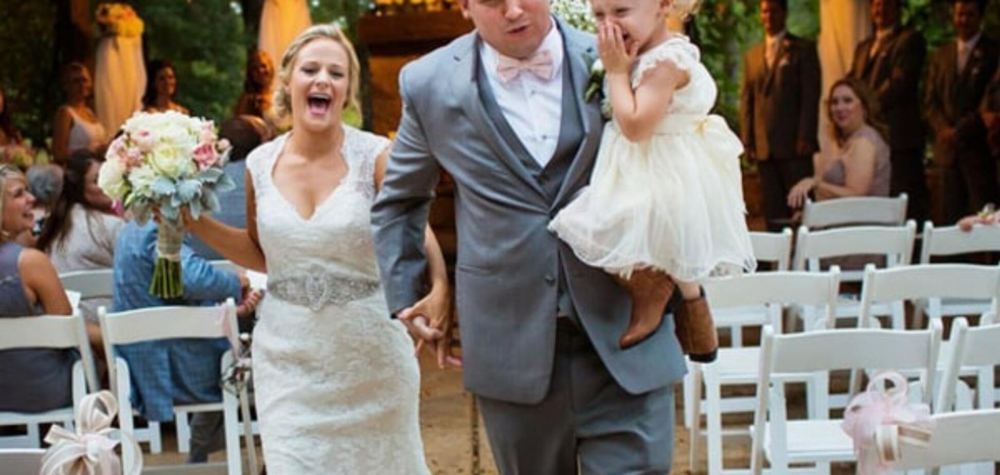Свадебная фотобомба: маленькая дочка  в шоке от того, что родители поженились