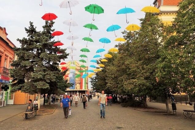 На Закарпатье появилась улица летающих зонтиков: потрясающие фото
