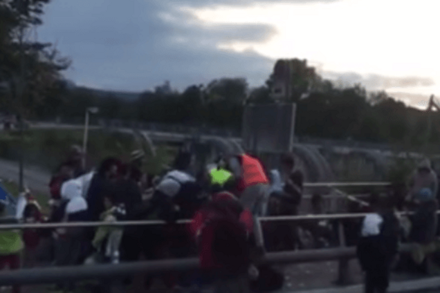 На границе Австрии и Германии беженцы разместились в палатках: видеофакт