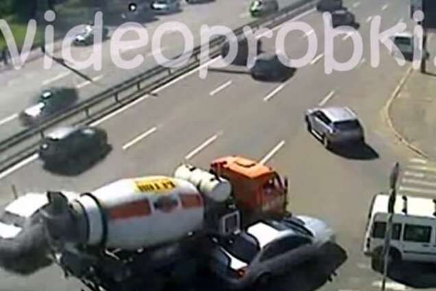 В Киеве бетономешалка устроила ДТП: видеофакт