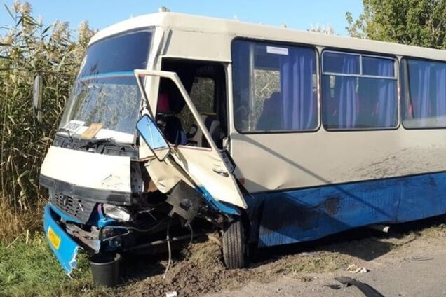 В аварії на Донеччині постраждали 8 дітей: фото з місця ДТП