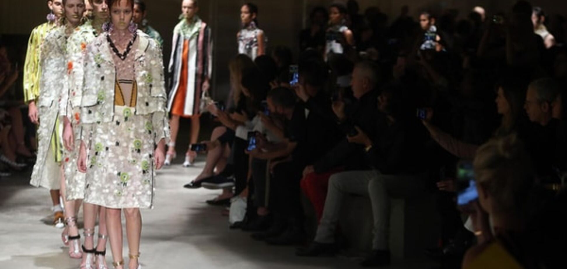 Показ Prada на Неделе моды в Милане: ретро-футуризм и яркие принты