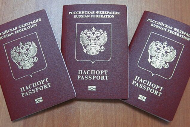 Излишки гражданства. У крымчан начали отбирать паспорта России