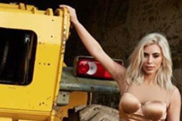 Кардашьян снялась в откровенной фотосессии в поле и надела прозрачный топ на голое тело