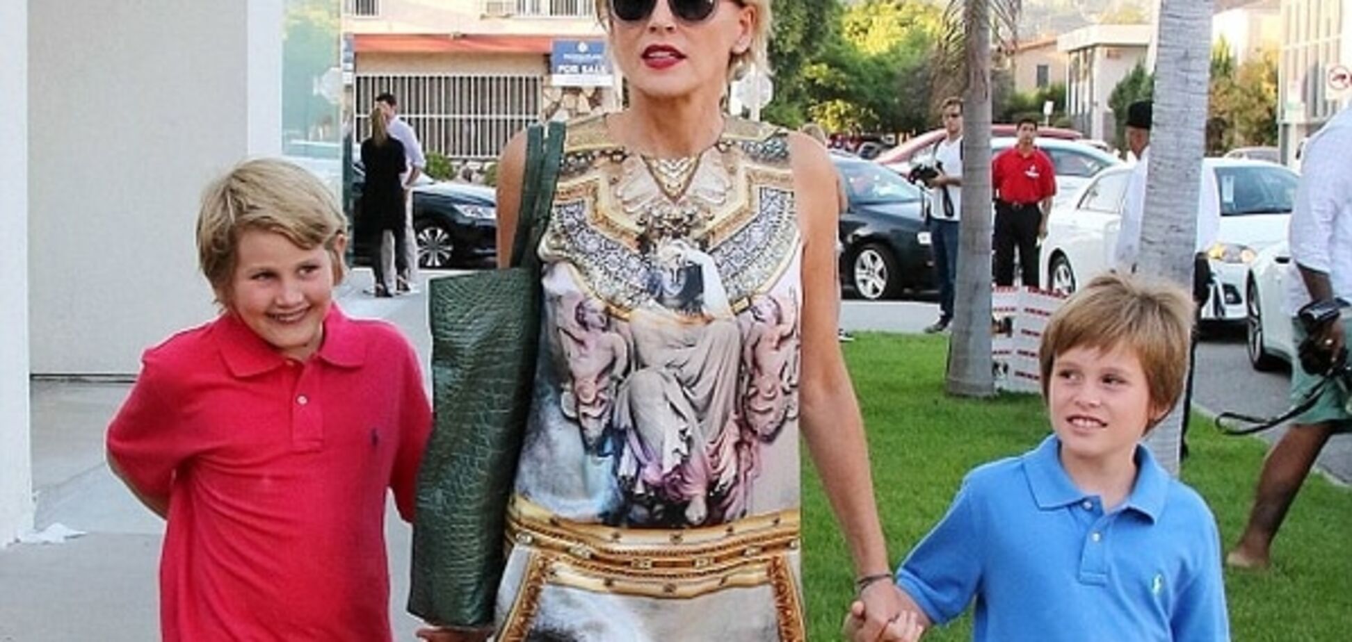 57-летняя Шерон Стоун поразила нарядом, в котором гуляет с детьми
