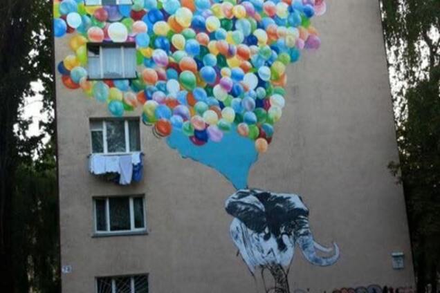 В Киеве появился мурал со слоном-романтиком: фотофакт