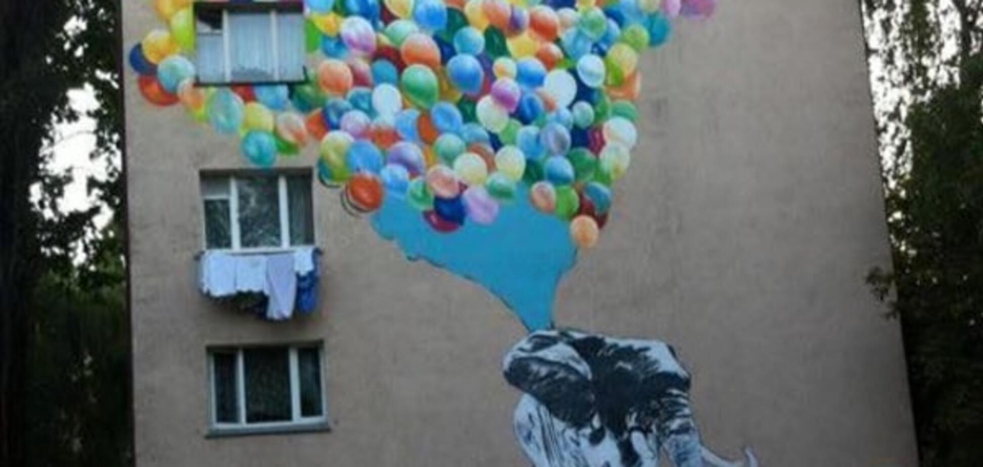 У Києві з'явився мурал зі слоном-романтиком: фотофакт