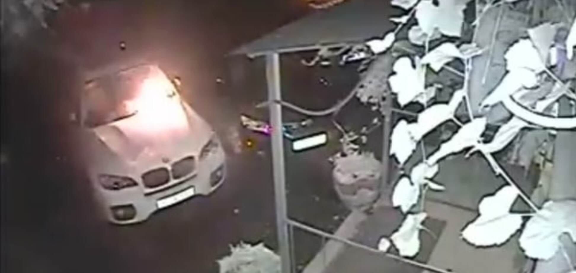В центре Киева сожгли автомобиль: опубликовано видео преступления