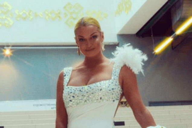 Волочкова показала идеальную растяжку верхом на коне: фотофакт