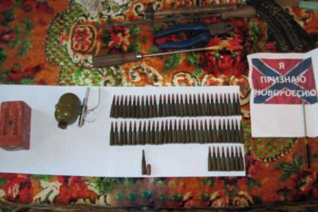 У жителя Чернигова изъяты оружие, боеприпасы и 'новороссийские' листовки: опубликованы фото