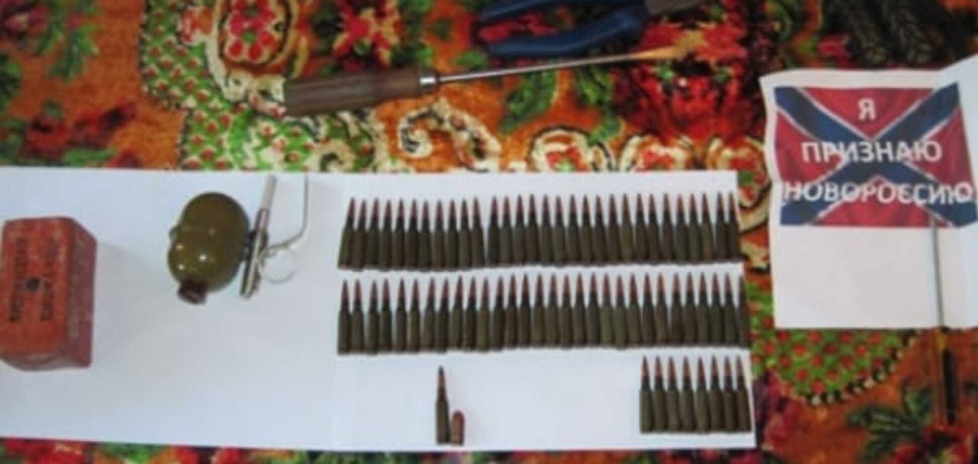 У жителя Чернігова вилучена зброя, боєприпаси і 'новоросійські' листівки: опубліковані фото