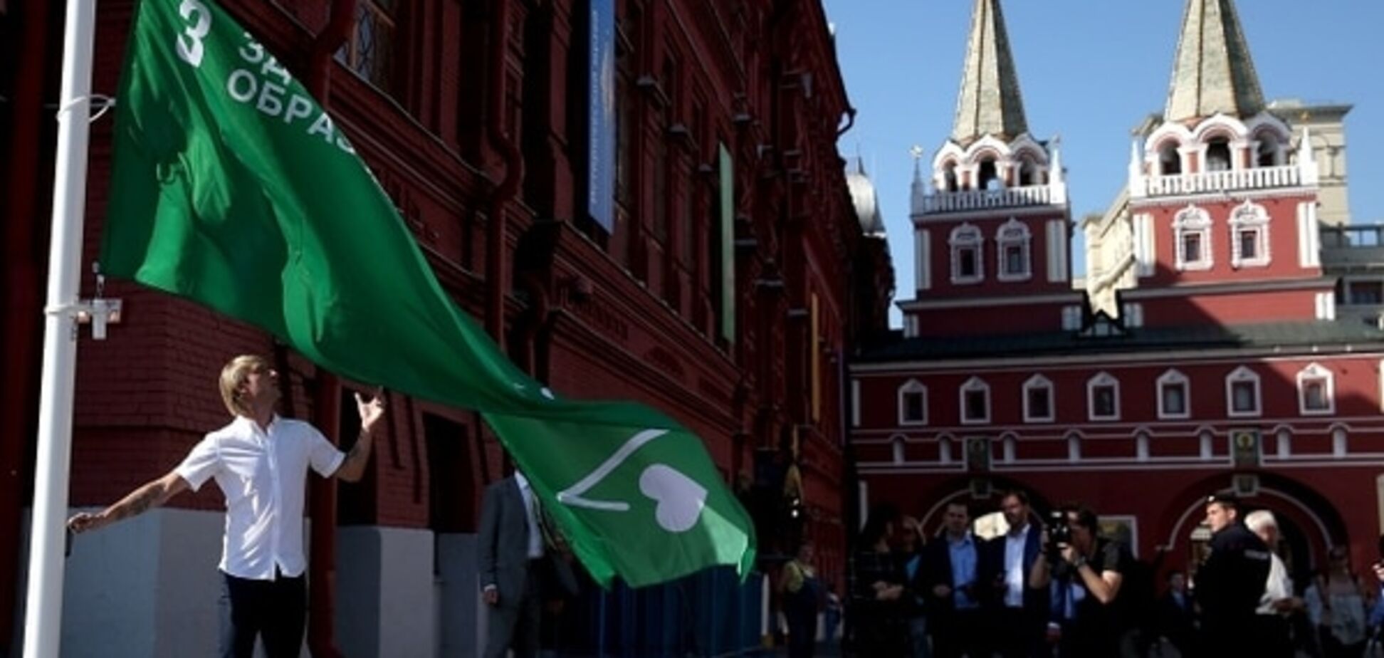 Российский олимпийский чемпион вышел на Красную площадь с флагом в поддержку ООН