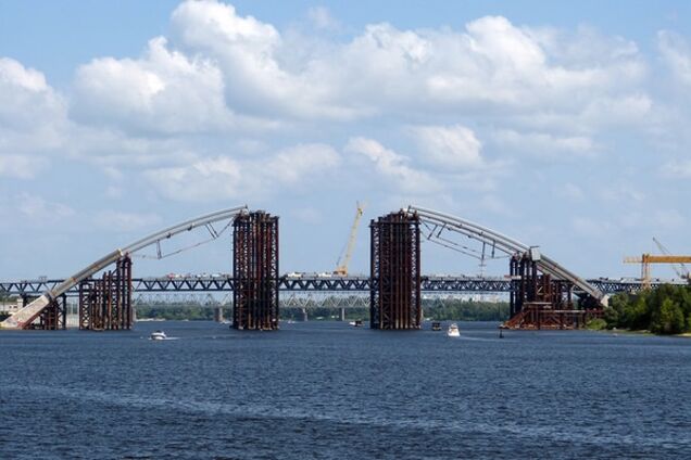 В Киеве с моста-недостроя упал экстремал: подросток утонул