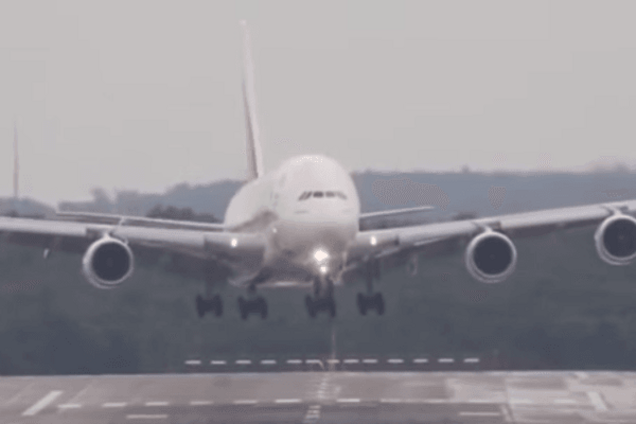 Пилот мастерски посадил самый большой в мире самолёт при штормовом ветре: опубликовано видео