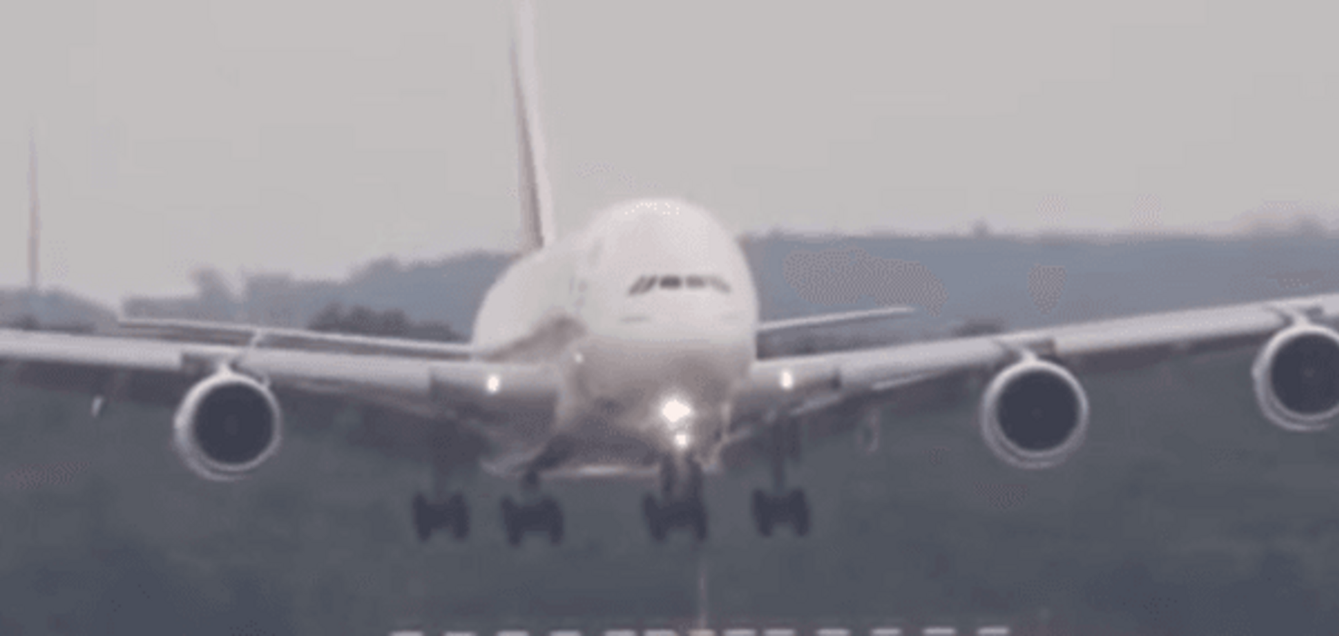Пилот мастерски посадил самый большой в мире самолёт при штормовом ветре: опубликовано видео