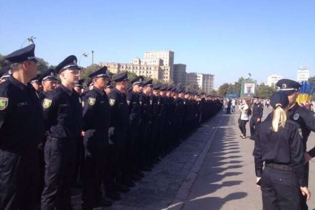 Все равны, как на подбор: в Харькове приняли присягу 800 патрульных. Фото с полицией
