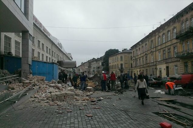 Дивом не зачепило: після відкриття ТЦ у Львові звалилася сусідня стіна. Фотофакт