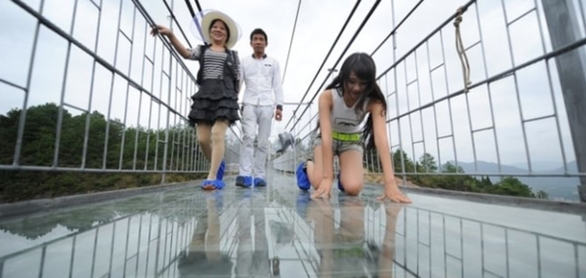 Слабо? Туристы пришли в ужас от стеклянного моста в Китае