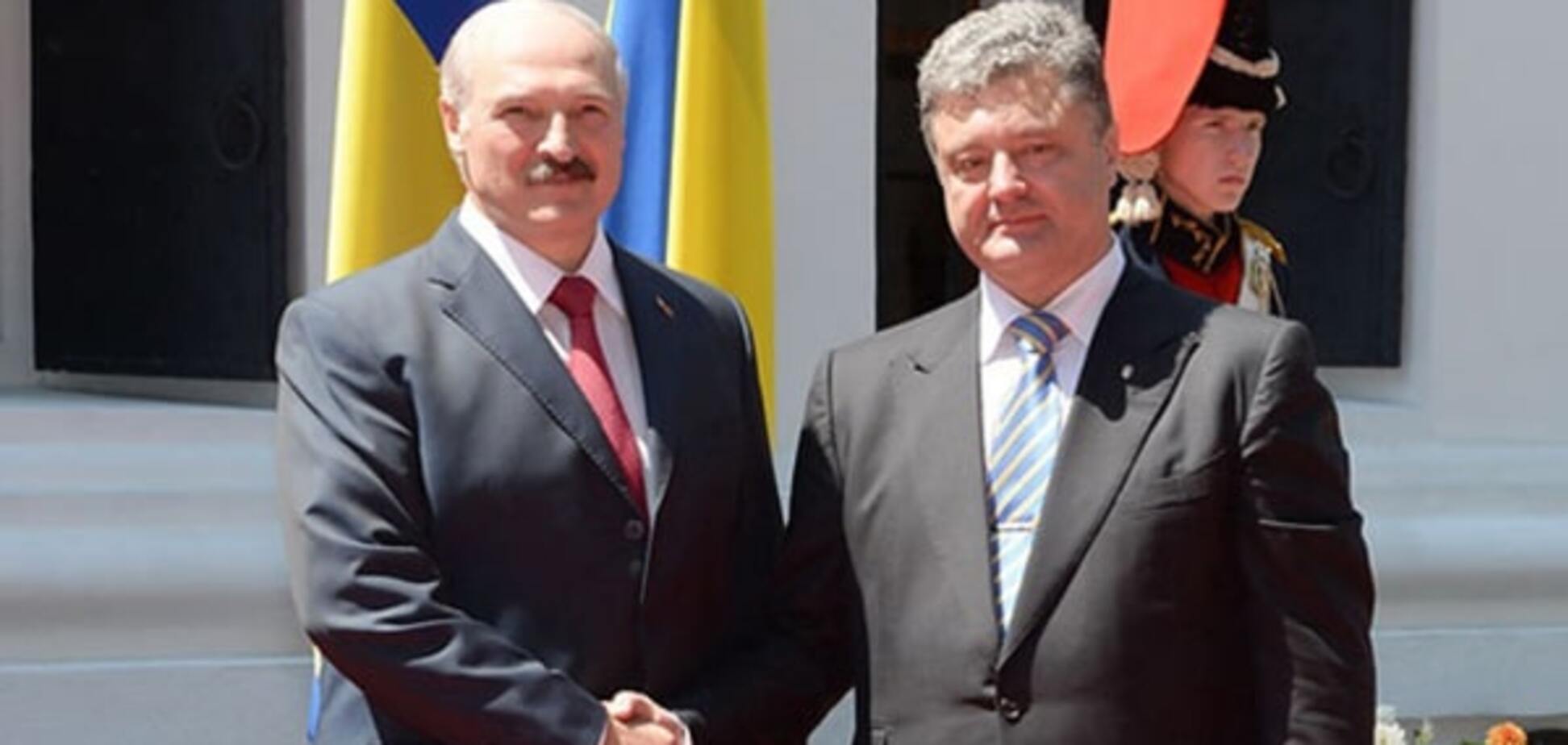 Лукашенко поздравил Порошенко: дорожу вашим вниманием