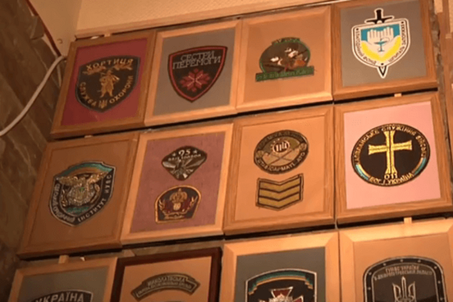 Украинец собрал коллекцию шевронов бойцов АТО: видеофакт
